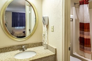 Combined shower/tub, free toiletries, towels, soap