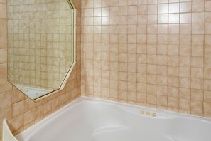 Suite, 1 cama King size, para no fumadores, hidromasaje | Tina de hidromasaje