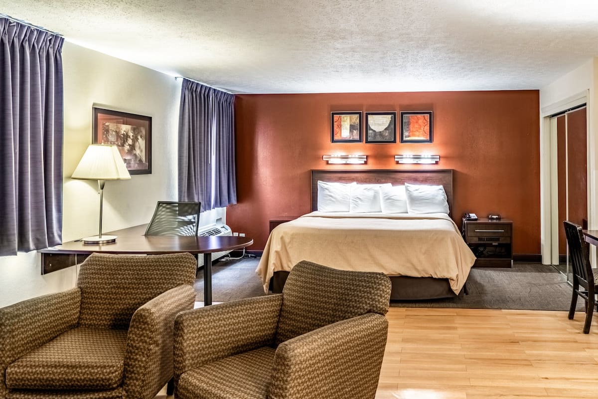 Suite, 1 King Bed, Non Smoking, Hot Tub | 1 bedroom, blackout curtains, iron/ironing board, free cots/infant beds