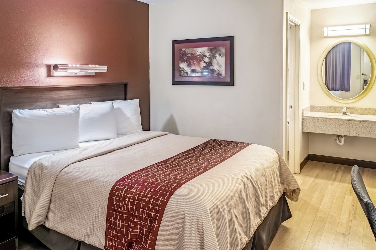Habitación Deluxe, 1 cama Queen size, para no fumadores | Cortinas blackout, tabla de planchar con plancha y cunas gratuitas 