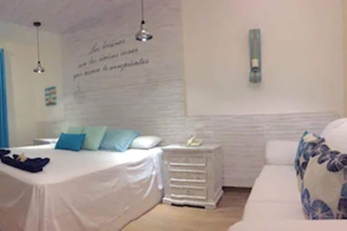 Junior Suite, 1 King Bed | In-room safe, free cribs/infant beds, free WiFi, bed sheets
