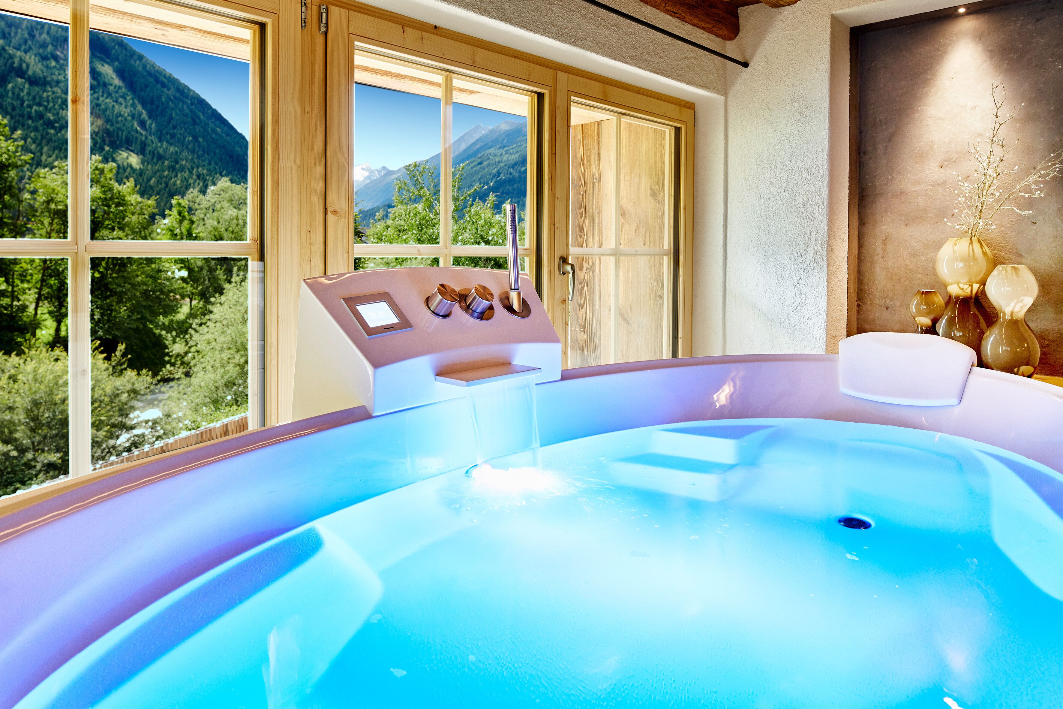 Salas de tratamiento para parejas, un sauna, una bañera de hidromasaje