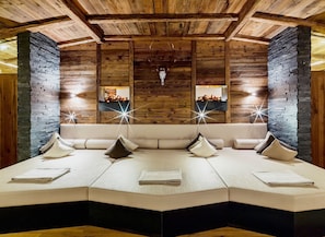 Couples treatment room(s), sauna, hot tub, steam room