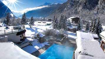 Innenpool, Außenpool, Sonnenschirme, Liegestühle