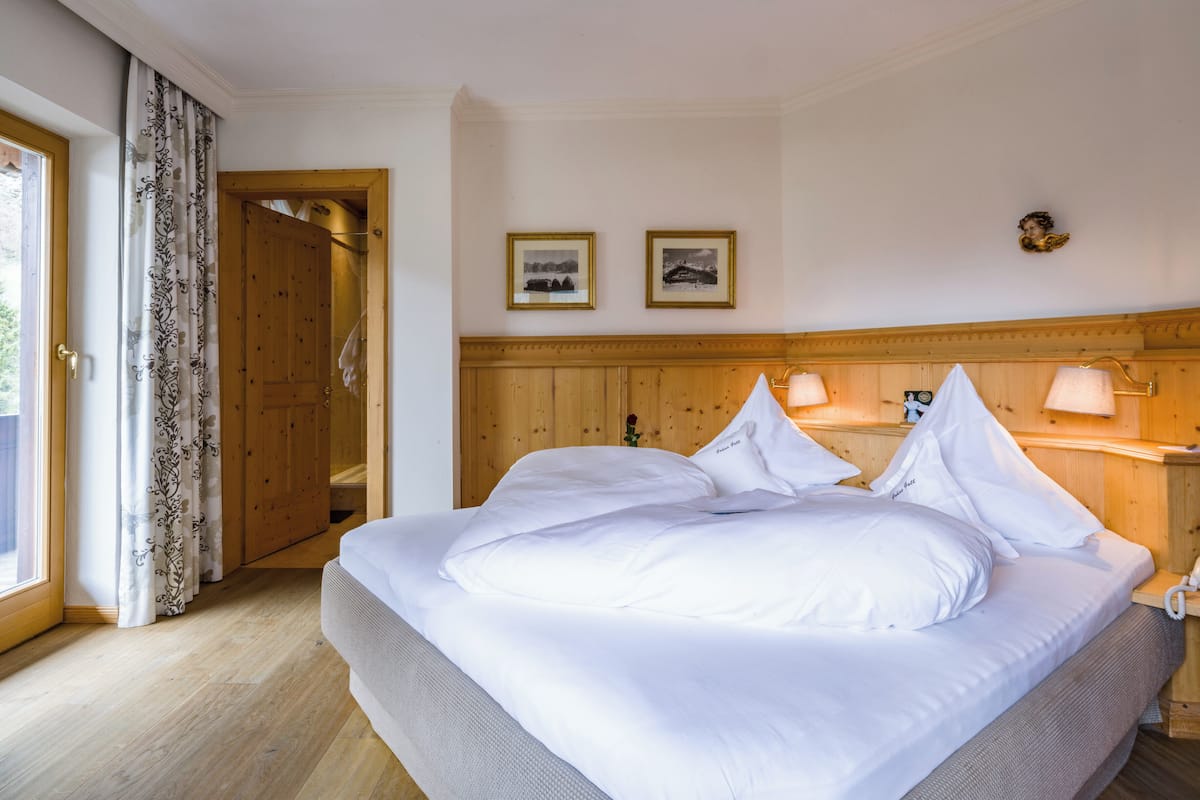 Junior Suite, 1 Bedroom, Balcony, Mountain View | 1 bedroom, hypo-allergenic bedding, minibar, in-room safe