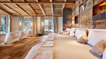 Couples treatment room(s), sauna, hot tub, steam room