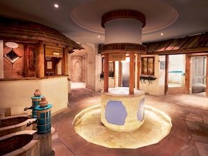 Couples treatment room(s), sauna, hot tub, steam room