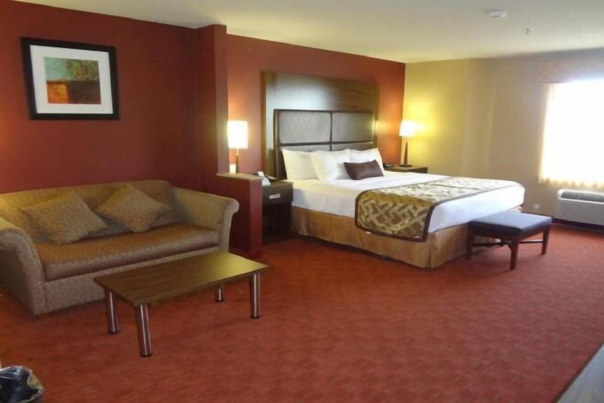 Brankas, meja kerja, ruang kerja ramah laptop, dan tirai kedap cahaya