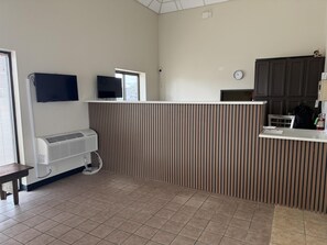 Reception - SureStay by Best Western Wichita Airport (Wichita)