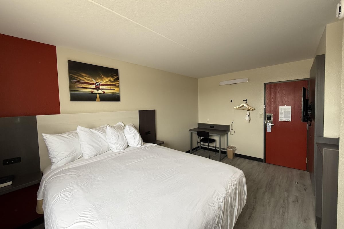 Kamar Standar, 1 Tempat Tidur King, difabel mobilitas, lemari es | Meja kerja, setrika/meja setrika, Wi-Fi gratis, dan seprai linen