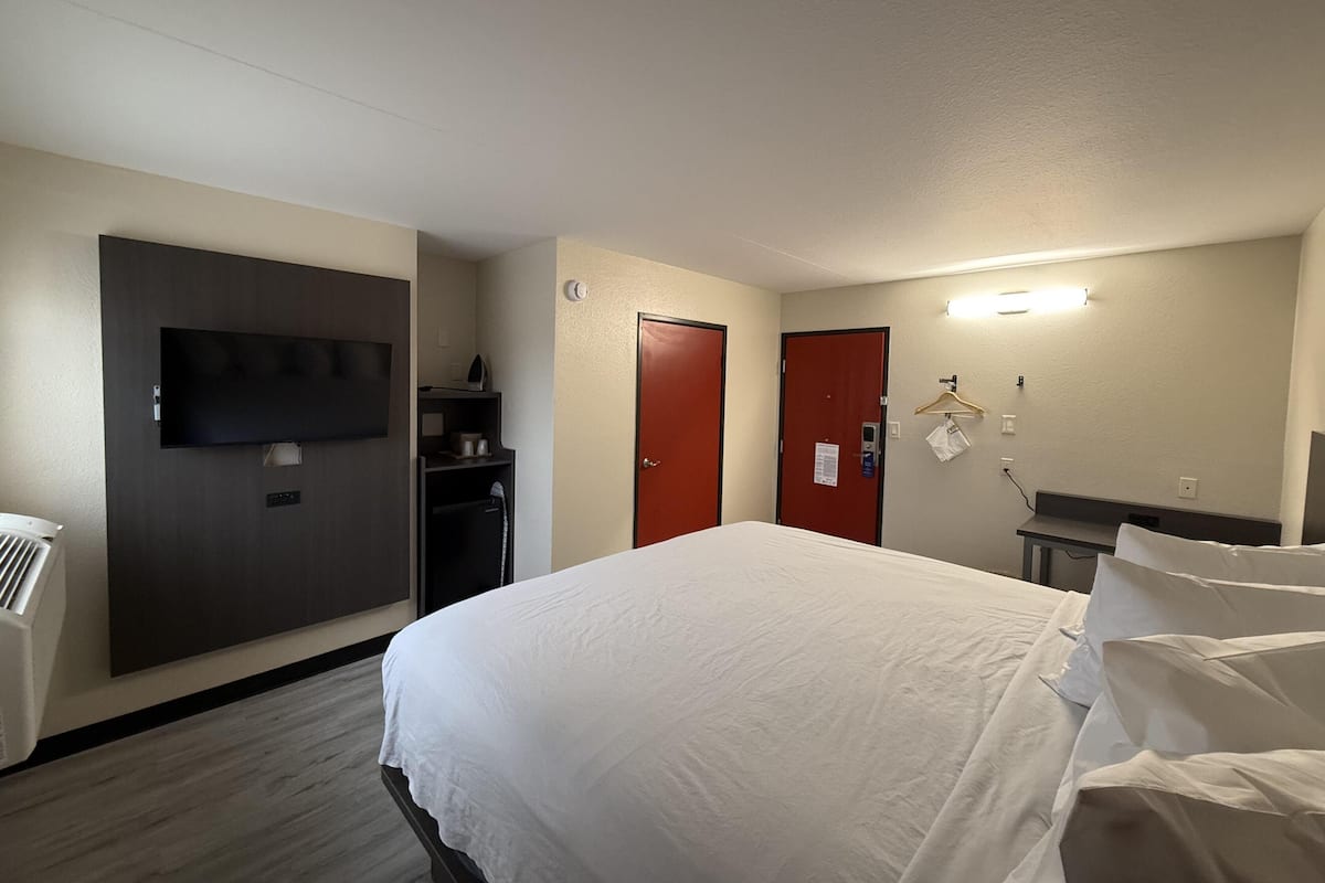 Desk, iron/ironing board, cribs/infant beds, free WiFi