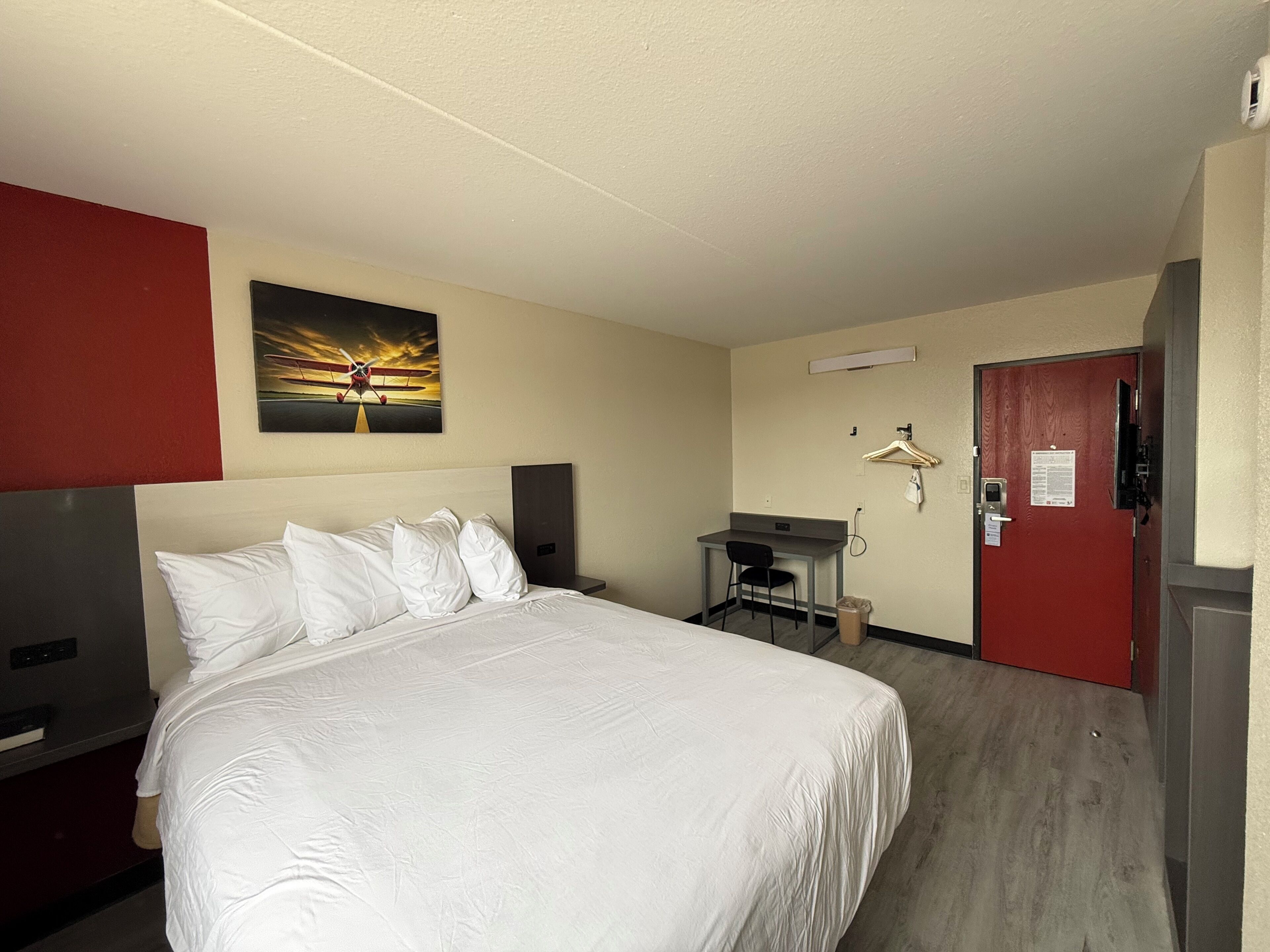 Quarto standard, 1 cama King, acessível, geladeira (Walk-in Shower) | Escrivaninha, ferros/tábuas de passar roupa, berços (sobretaxa)