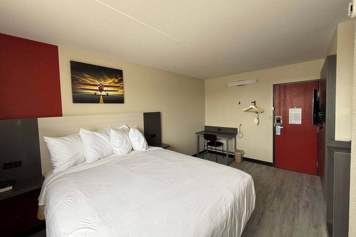Quarto standard, 1 cama King, acessível, geladeira (Walk-in Shower) | Escrivaninha, ferros/tábuas de passar roupa, berços (sobretaxa)