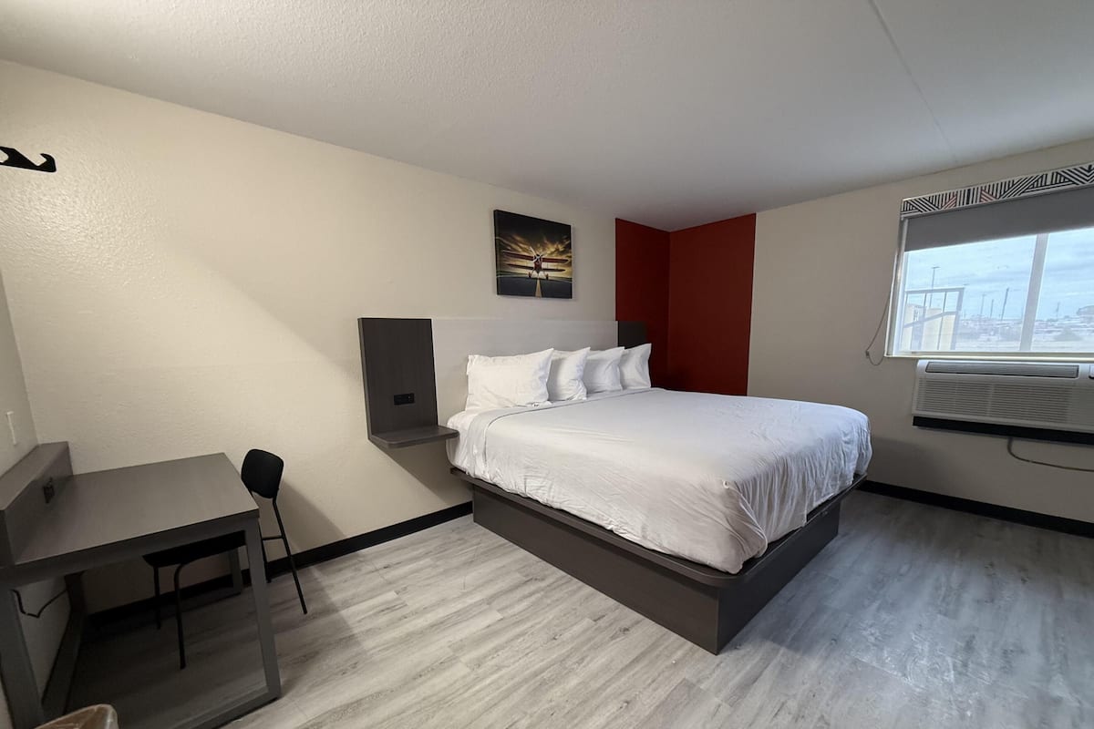Standard Room, 1 Queen Bed, Non Smoking, Refrigerator & Microwave | Desk, iron/ironing board, cribs/infant beds, free WiFi