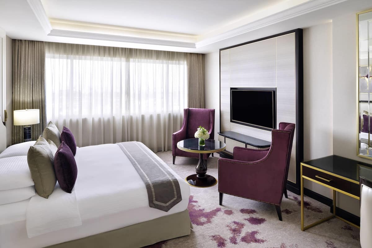 Bộ đồ giường cao cấp, chăn bông, minibar, két bảo mật tại phòng