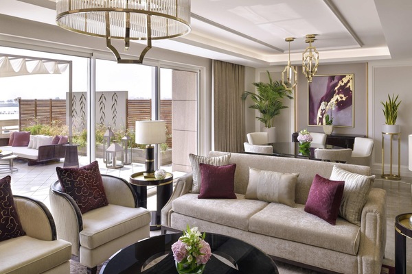 Ambassador Suite | Bộ đồ giường cao cấp, chăn bông, minibar, két bảo mật tại phòng