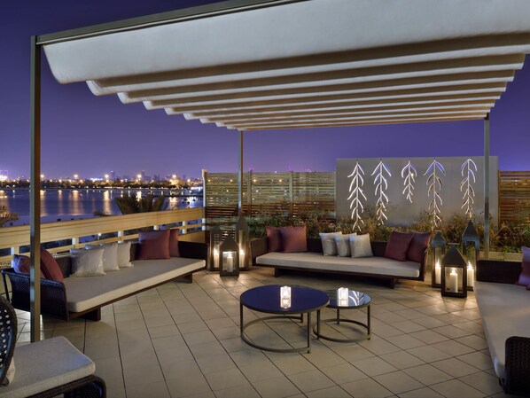 Ambassador Suite | เครื่องนอนระดับพรีเมียม, ผ้านวมขนเป็ด, มินิบาร์, ตู้นิรภัยในห้องพัก