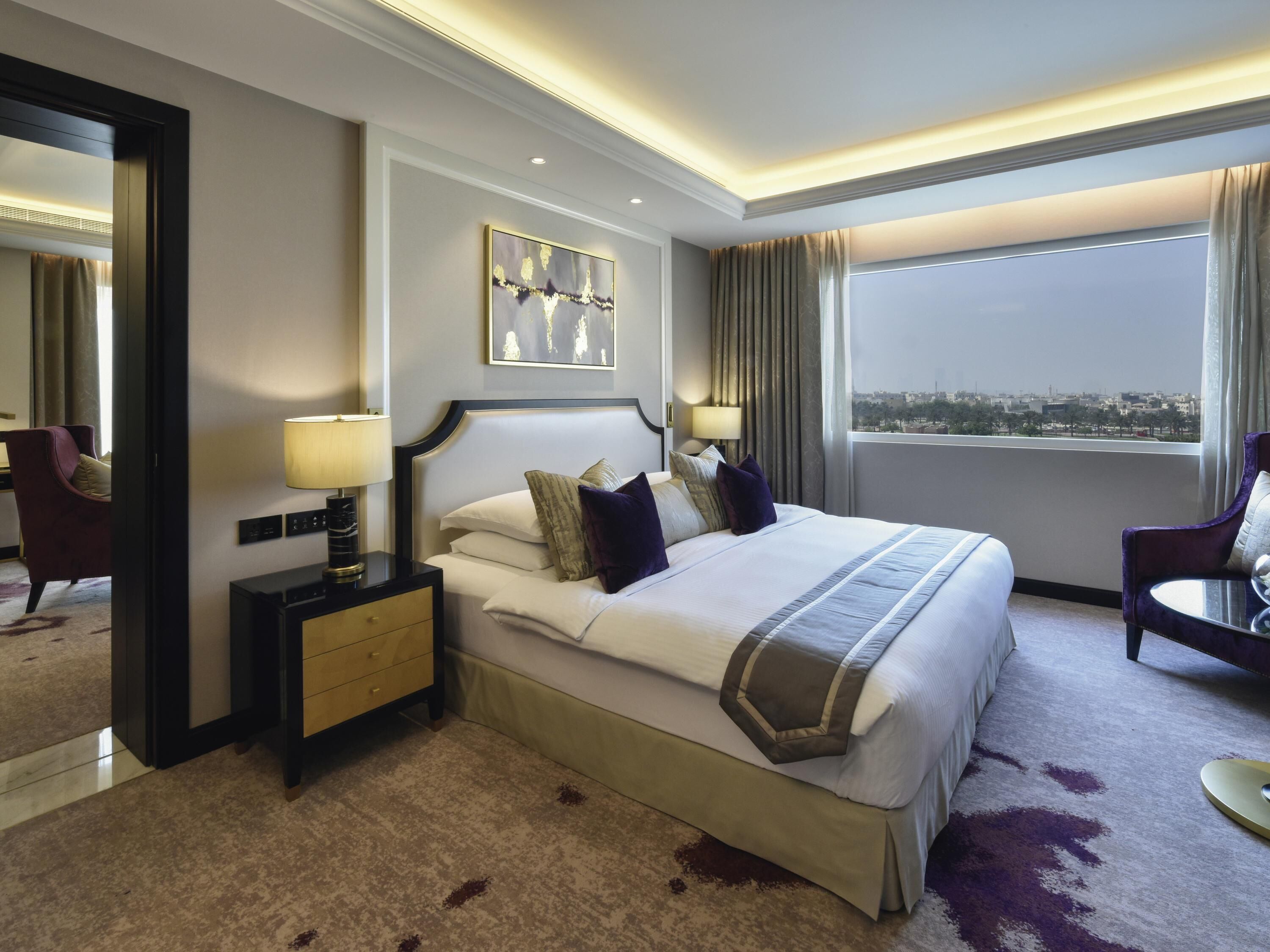 Ropa de cama de alta calidad, cubrecamas y minibar 