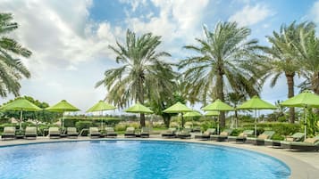 Piscine extérieure, parasols de plage, chaises longues