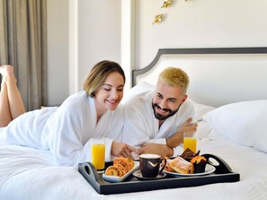 أغطية فراش متميزة وألحفة محشوة بالريش وميني بار وخزنة داخل الغرفة