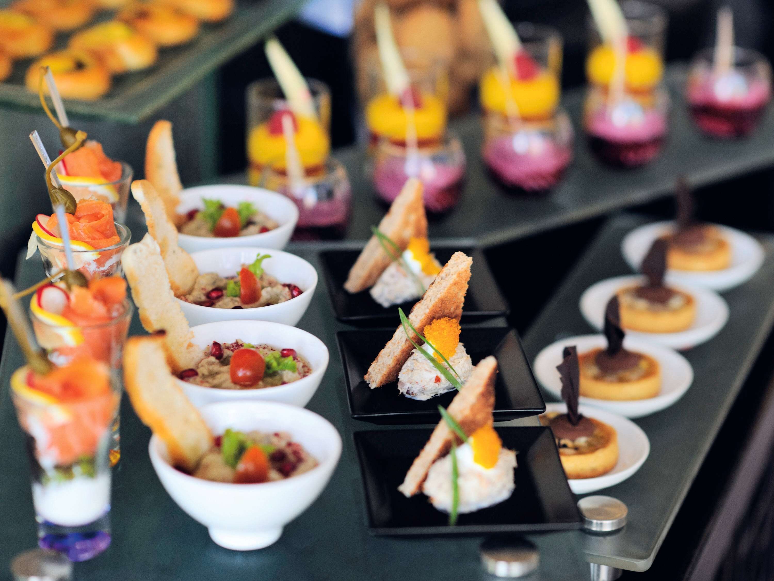 Ein Buffet mit verschiedenen Speisen, darunter Meeresfrüchte, Salate und Desserts.