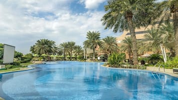 Hồ bơi ngoài trời, dù/ô trên bãi biển/hồ bơi, ghế dài tắm nắng