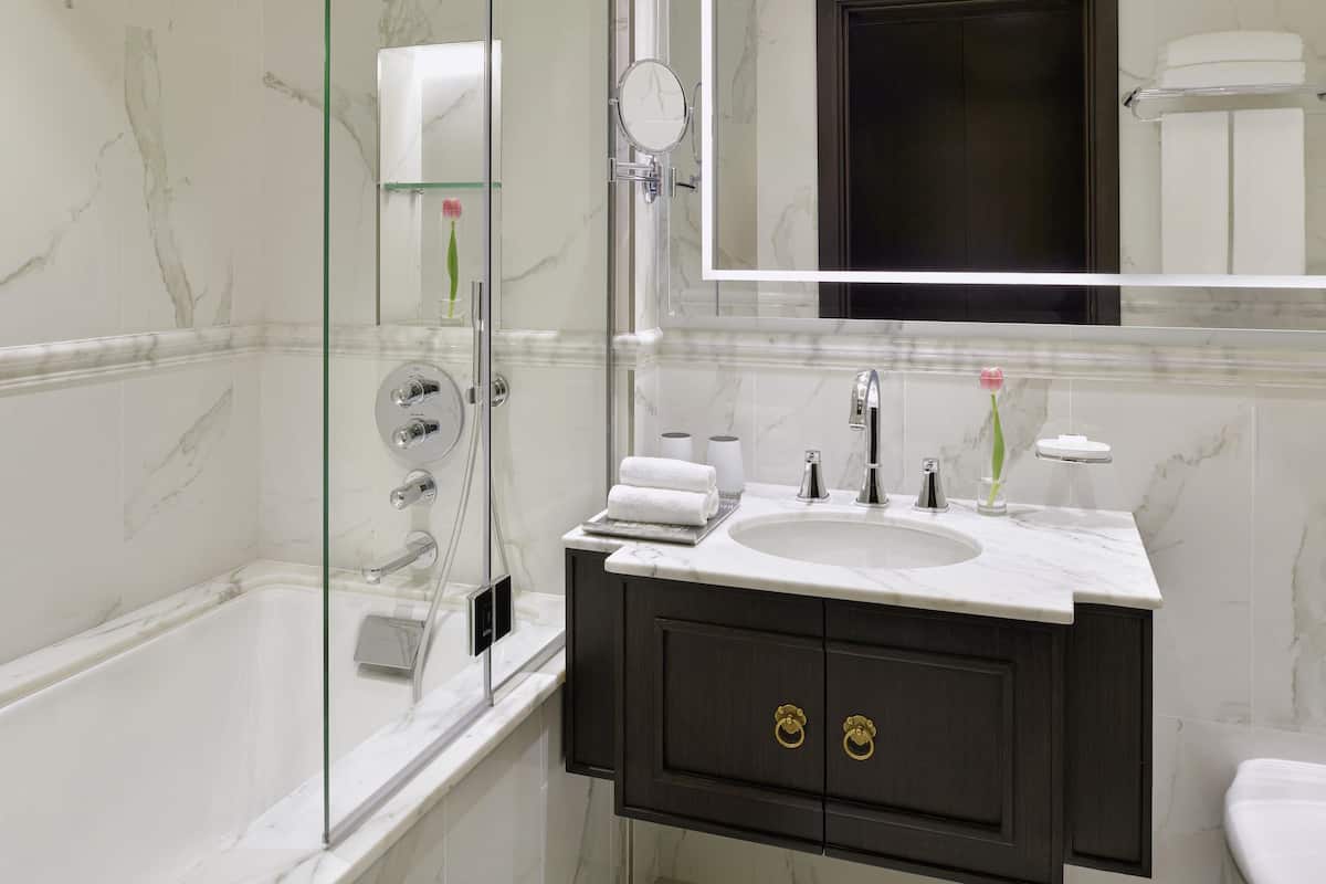 Premium bedding, down comforters, minibar, in-room safe