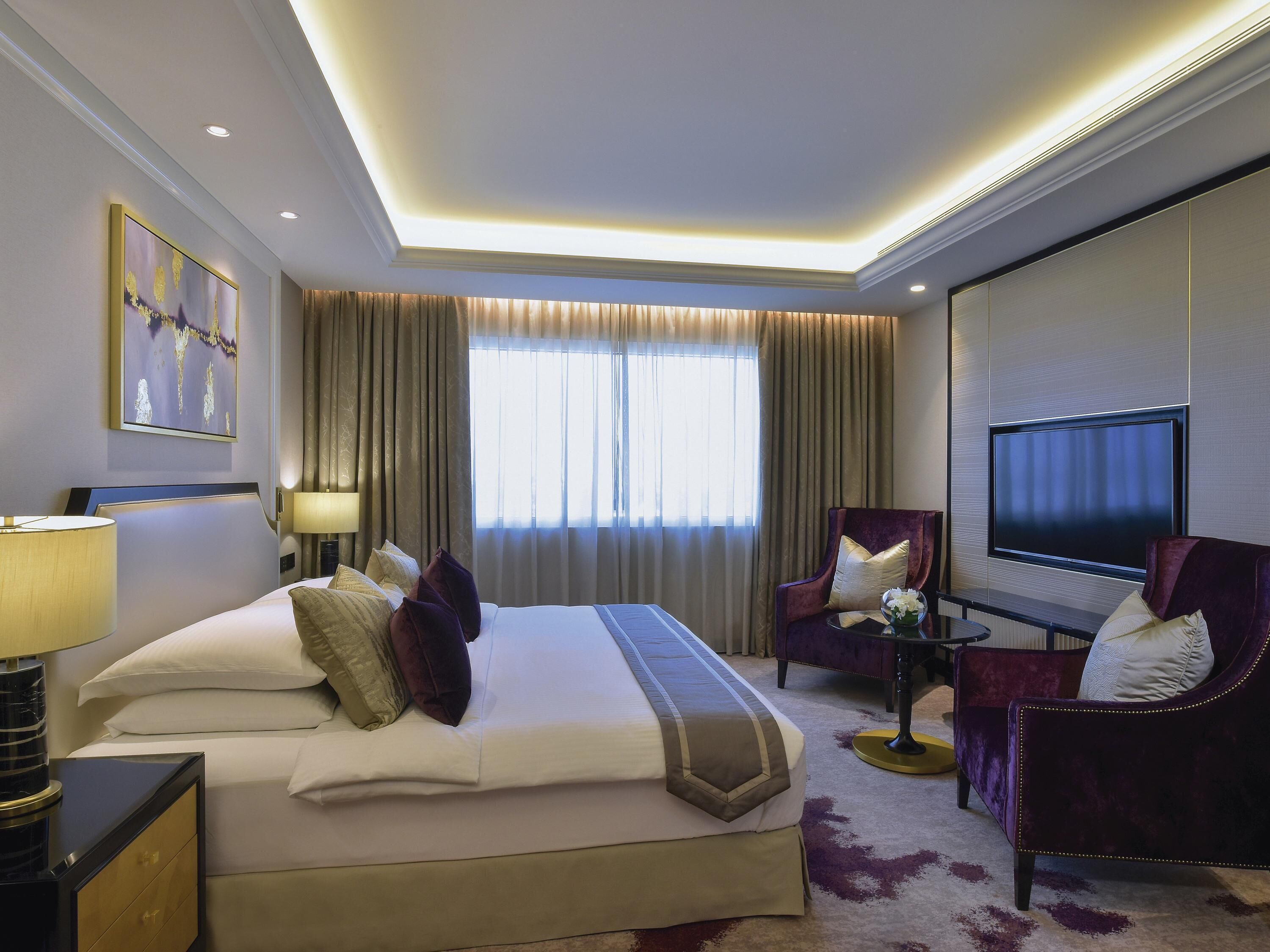 Ropa de cama de alta calidad, cubrecamas y minibar 