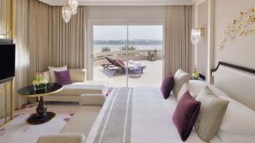 Ambassador Suite | Sengetøy av topp kvalitet, dundyner, minibar og safe på rommet