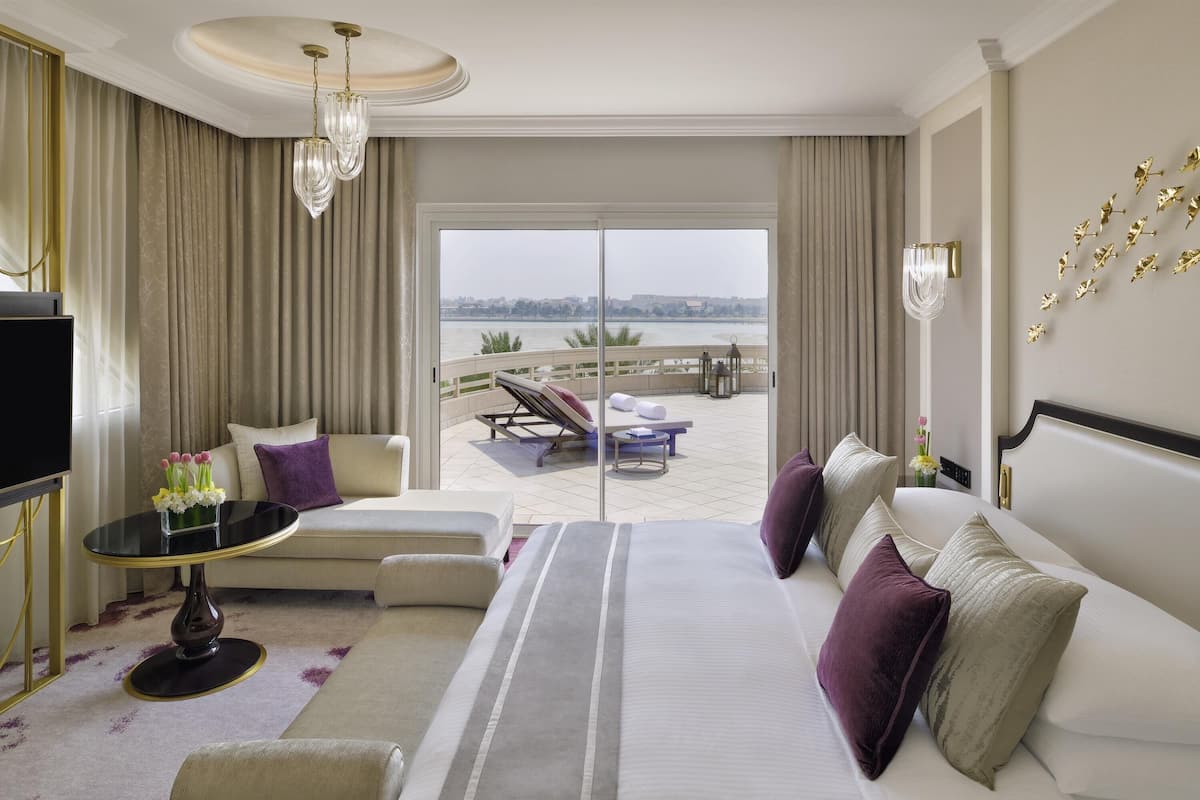 Ambassador Suite | Ropa de cama de alta calidad, edredones de plumas, minibar y caja fuerte