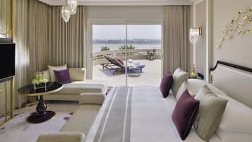 Ambassador Suite | Κλινοσκεπάσματα υψηλής ποιότητας, πουπουλένια παπλώματα, μίνι μπαρ