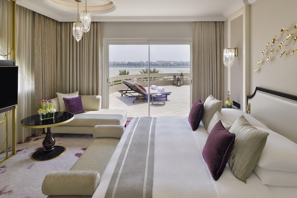 Ambassador Suite | Hochwertige Bettwaren, Daunenbettdecken, Minibar, Zimmersafe