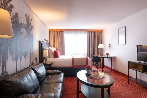 Een bureau, geluiddichte muren, een strijkplank/strijkijzer