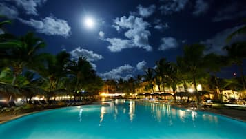 2 outdoor pools, sun loungers