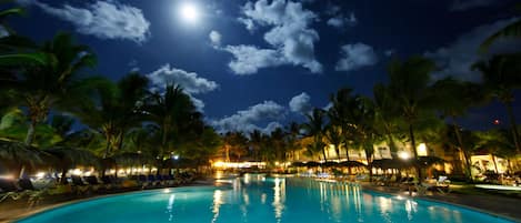 2 outdoor pools, pool loungers