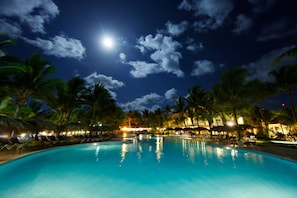 2 outdoor pools, pool loungers