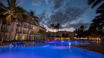 2 outdoor pools, sun loungers