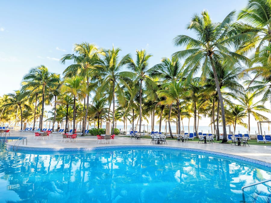 2 piscinas externas, espreguiçadeiras