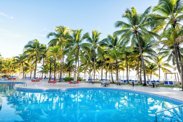 2 outdoor pools, pool loungers