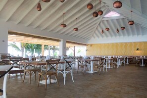 4 restaurants, breakfast, lunch, dinner served; international cuisine 