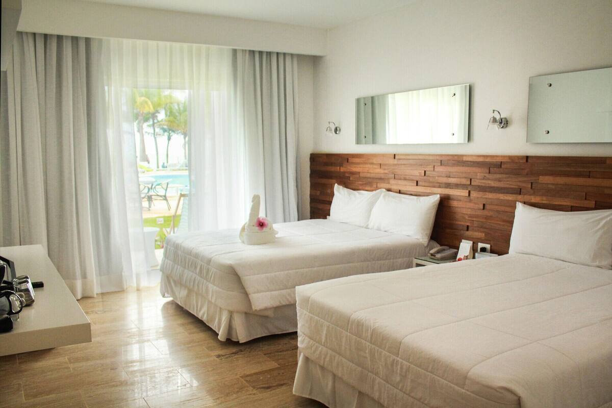 Minibar, in-room safe, laptop workspace, iron/ironing board