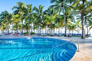 2 outdoor pools, pool loungers