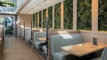 2 restaurantes, café da manhã, culinária americana