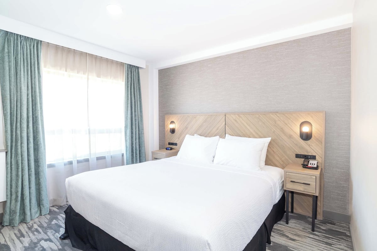 1 bedroom, desk, laptop workspace, blackout drapes