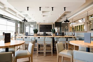 2 restaurants, breakfast, lunch, dinner served; American cuisine - Sandman Hotel & Suites Regina (Regina)