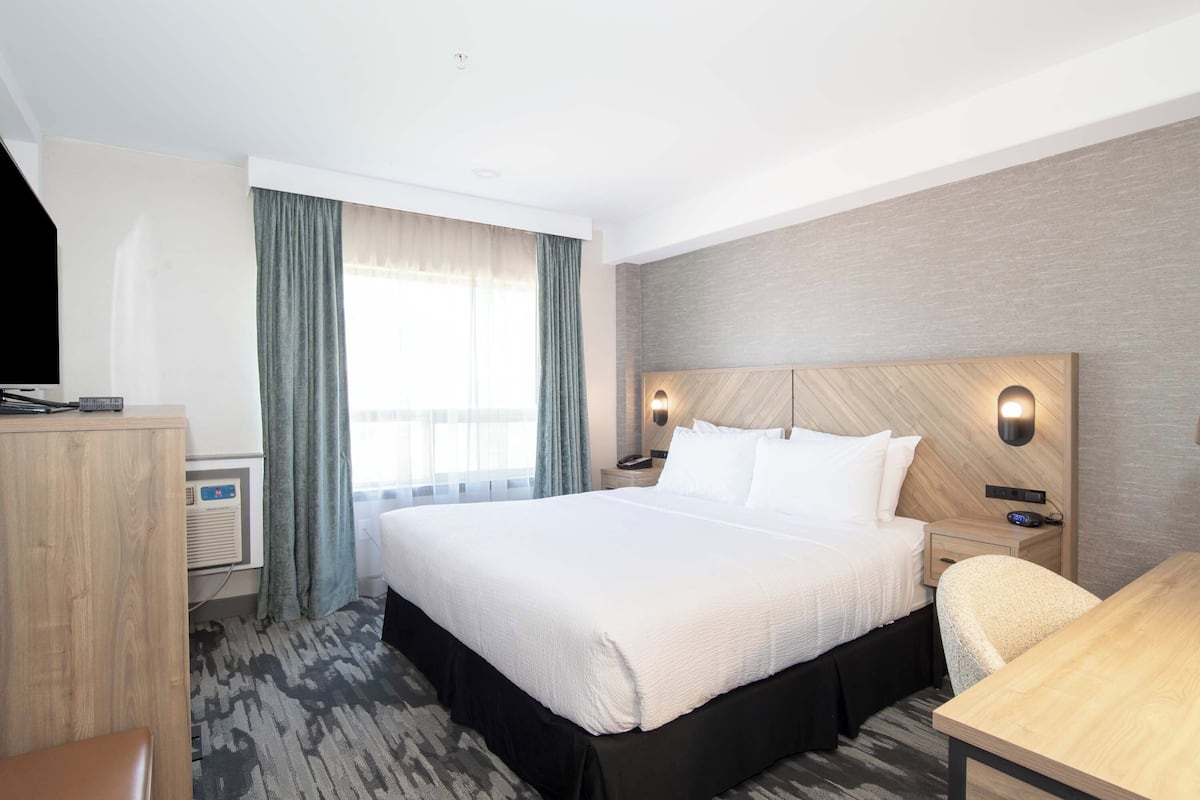 Standard Room, 1 King Bed | 1 bedroom, desk, laptop workspace, blackout drapes