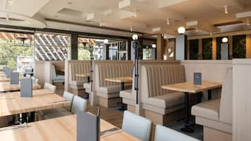 2 restaurants, breakfast, lunch, dinner served; American cuisine