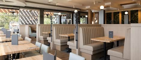 2 restaurants servant le petit déjeuner, spécialités Cuisine américaine