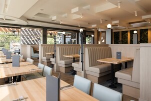 2 restaurants, breakfast, lunch, dinner served; American cuisine 