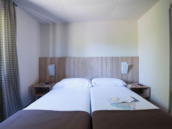 Skrivebord, barnesenger (inkludert) og ekstrasenger